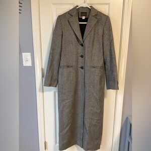 Louben black and white long coat with black buttons and pockets. Size: 6